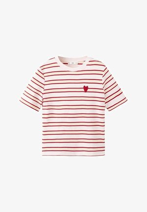 Biele tričko s krátkym rukávom, červenými horizontálnymi pásmi a malým červeným srdcovým emblémom na ľavej strane hrudníka. Mäkká bavlnená tkanina.