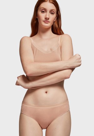 Naadloze naadloze top zonder mouwen met dunne bandjes en golvende halslijn, gecombineerd met bijpassende slipjes. Gladde textuur, minimalistisch ontwerp.
