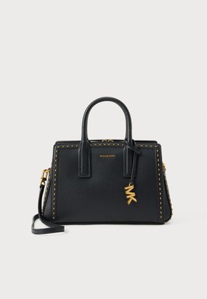 Sac à main en cuir noir Michael Kors avec double poignée, bandoulière amovible, clous dorés le long des bords et breloque logo MK dorée.