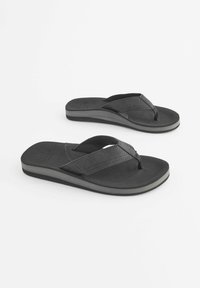 Sorte flip-flops med en struktureret øverste rem, polstret sål og en let hævet kile-sål med en kontrasterende hvid stribe.