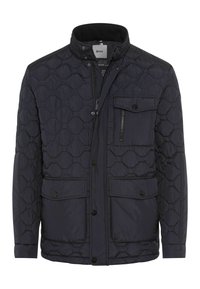Giacca imbottita blu navy con colletto alto, due tasche frontali e una tasca sul petto con zip. Presenta un motivo testurizzato e chiusure a bottone.