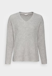Jasnoszary sweter z dekoltem w serek, długimi rękawami, prążkowaną fakturą i ukośnym wzorem dzianiny na całej powierzchni, wykonany z miękkiego materiału.