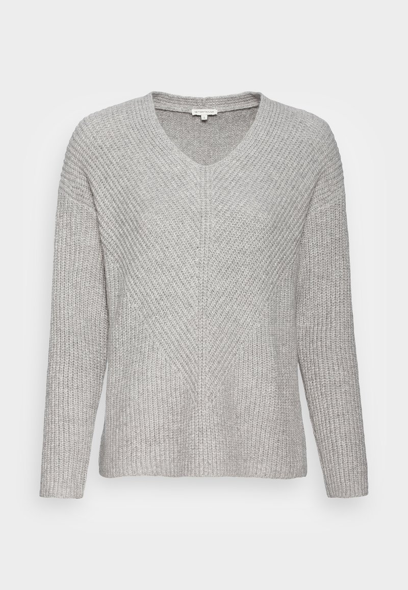 Jasnoszary sweter z dekoltem w serek, długimi rękawami, prążkowaną fakturą i ukośnym wzorem dzianiny na całej powierzchni, wykonany z miękkiego materiału.