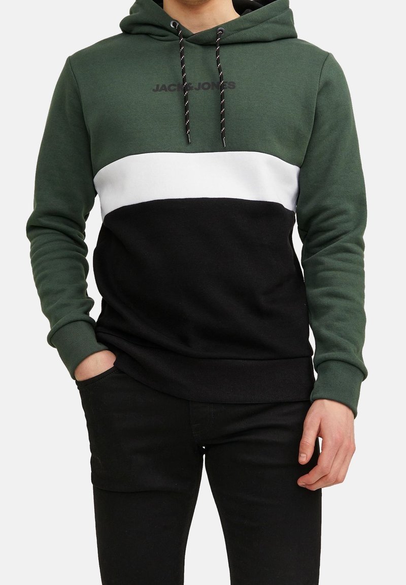 Sudadera con capucha en bloques de color verde, negro y blanco, con cordón ajustable en la capucha y un logotipo en el pecho; hecha de una tela suave y texturizada.