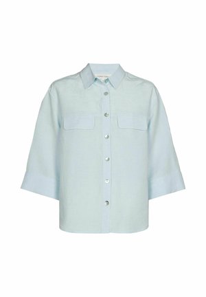 Hellblaues Leinenhemd mit Knopfleiste, Kragen, zwei aufgesetzten Brusttaschen und dreiviertellangen Ärmeln. Knöpfe und Manschetten sind in kontrastierenden Farben gestaltet.