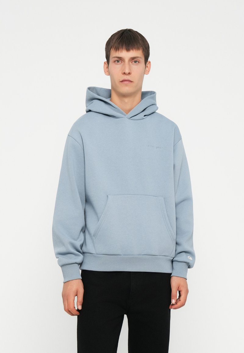 Felpa blu chiaro in misto cotone, con tasca a marsupio frontale e polsini a coste, con un discreto logo ricamato sul petto.