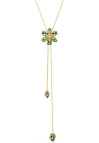 Guldtonet halskæde med en blomstervedhæng, der har grønne og pink sten, samt to hængende ædelstensdetaljer i dråbeform.