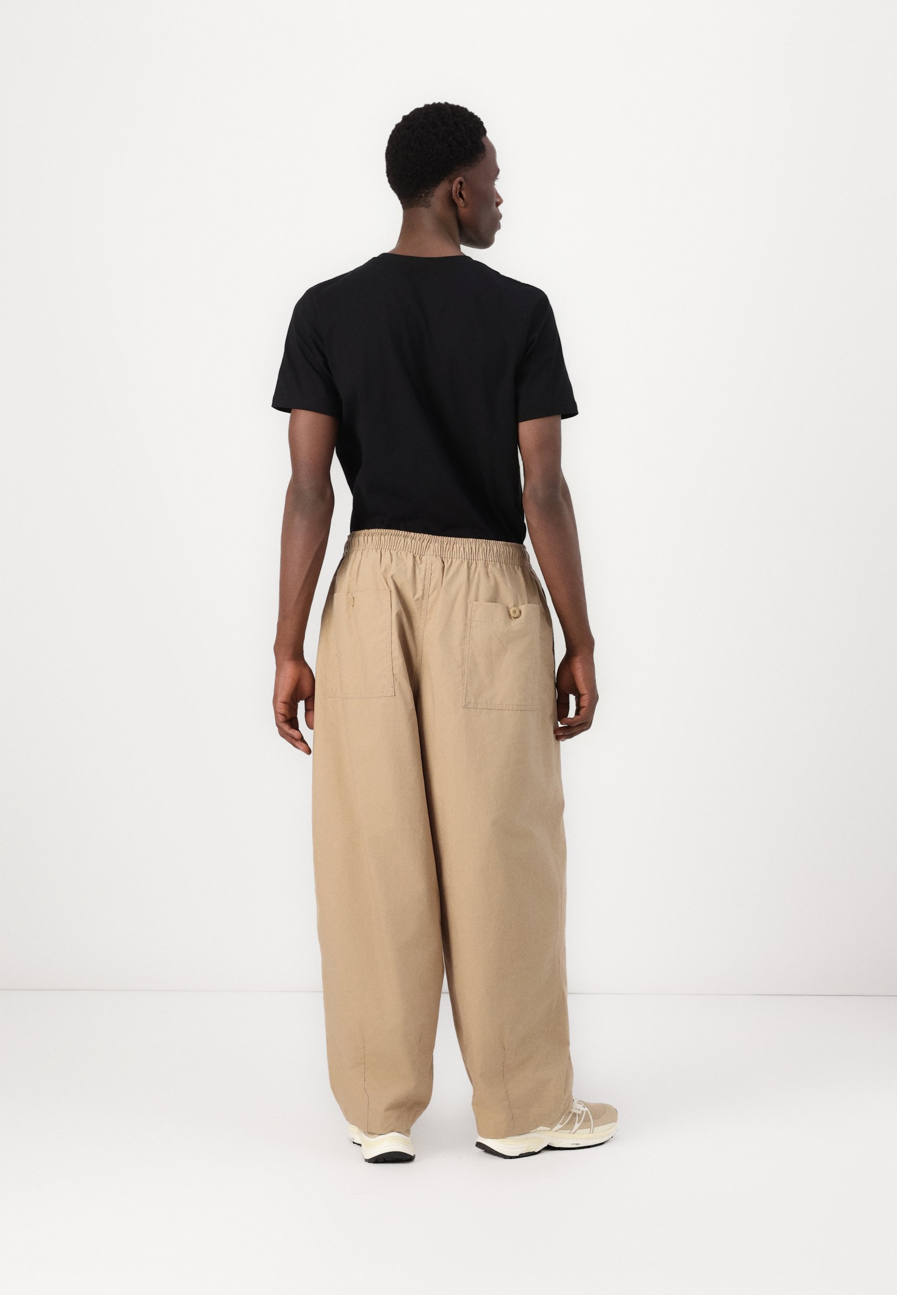 ★★Nike★★ Club Balloon Pants M Parachute BeigeParachute B Nike Sportswear CLUB BALLOON - Stoffhose - parachute beige