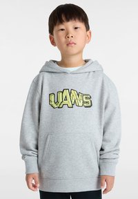 Sweat à capuche gris avec une poche kangourou à l'avant et un grand graphique jaune affichant "VANS" dans un style 3D. Il présente une capuche avec cordon de serrage et des poignets côtelés.