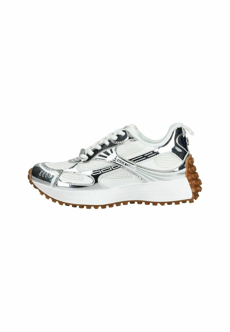 Zapatillas deportivas con un diseño en plata brillante y blanco, textura de malla y una suela gruesa blanca con una base de goma marrón. Detalles de los cordones y el logotipo visibles.