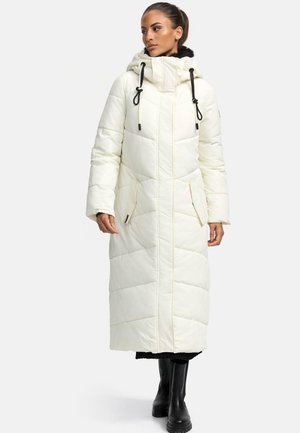 Lange, licht crème pufferjas met chevron-quilting, verstelbare capuchon en zwarte trekkoorden; heeft zijzakken en een hoge kraag.