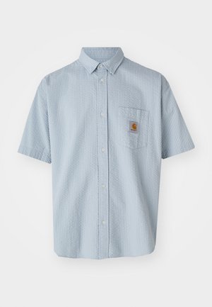 Lyseblå kortermet skjorte med knapper, med et strukturert mønster, én brystlomme og et firkantet Carhartt-logo-patch på lommen.