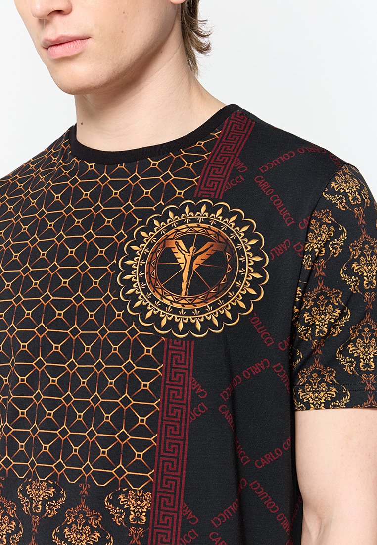 Schwarzes T-Shirt mit goldenen geometrischen Mustern und einem zentralen Emblem mit einer Figur, akzentuiert mit burgunderfarbenen und roten Details.
