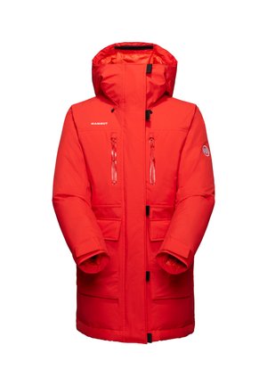 Rote isolierte Jacke mit Kapuze, zwei Reißverschlusstaschen auf der Brust, zwei großen Fronttaschen und elastischen Bündchen. Markenlogo auf der Brust.