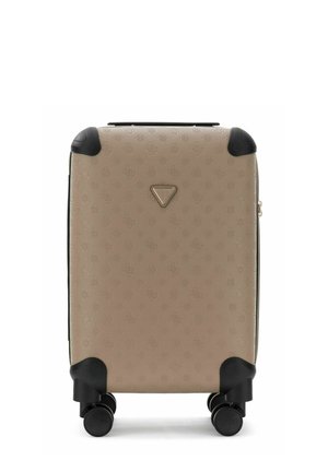 Valise rigide beige avec motif embossé, quatre roues noires pivotantes, protège-angles noirs et petit logo triangulaire à l'avant.