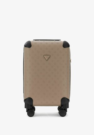 Valise rigide beige avec motif embossé, quatre roues noires pivotantes, protège-angles noirs et petit logo triangulaire à l'avant.