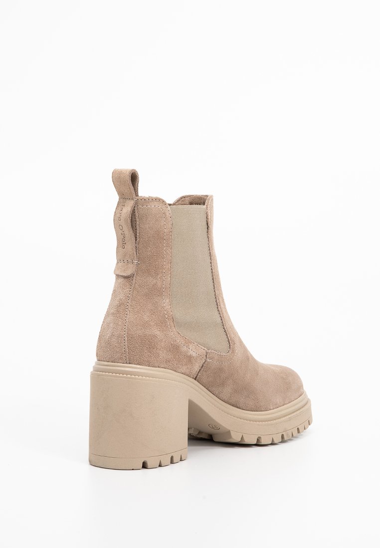 Wildleder-Ankle-Boots in hellbeige mit elastischen Seitenpanelen, strukturierter Oberfläche und klobigem Gummiabsatz für zusätzlichen Schub und Grip.