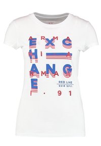 Bílé bavlněné tričko s výrazným modrým a červeným textem v různých stylech a texturách, včetně třpytivých prvků a vodorovných pruhů.