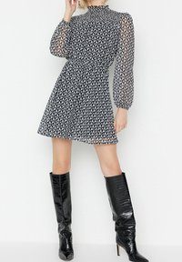 Trendyol Vapaa-ajan mekko - black
