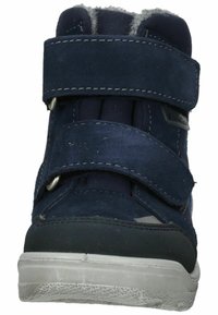 Marineblauwe suède mid-top sneaker met twee verstelbare klittenbandsluitingen, contrasterende grijze accenten, een structuurrand en een zachte voering bij de kraag.