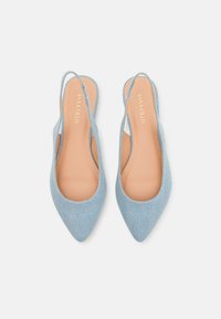 Gaiši zili džinsa slingback apavi ar norādītu purngalu, gludu iekšpusi un plānām regulējamām siksnām. Līdzens zole, minimālisma dizains.