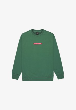 Groene sweatshirth met lange mouwen en ronde hals, met een rood "Quiksilver"-logo in het midden van de borst.