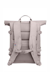 Rolovací batoh ve světle šedé barvě, který má polstrovaný síťovaný zadní panel, nastavitelné popruhy a přezky. Hladký povrch s minimalistickými designovými prvky.