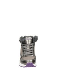 Zapatilla alta de gris metálico con borde de piel sintética, agujetas texturizadas, cuello acolchado y acentos morados en la suela. Presenta una superficie lisa.