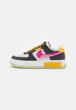 Nike Sportswear AF1 FONTANKA MC - Baskets basses - off noir/pink prime/summit white/plum fog/dark sulfur/olive aura/multicolore - ZALANDO.FR