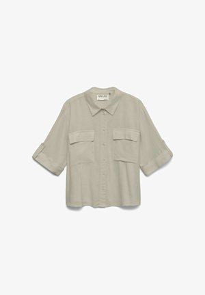 Béžová košeľa na gombíky so širokým golierom, dvoma prednými vreckami s klopou a polovičnými rukávmi vyhrnutými na gombíkové pútka.