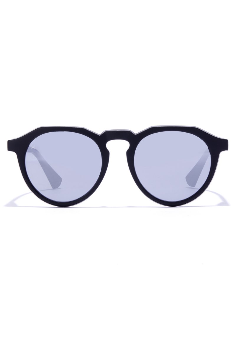Črna plastična sončna očala z velikimi okroglimi lečami in edinstvenim odprtim mostičkom. Leče so obarvane v svetlo modro barvo.