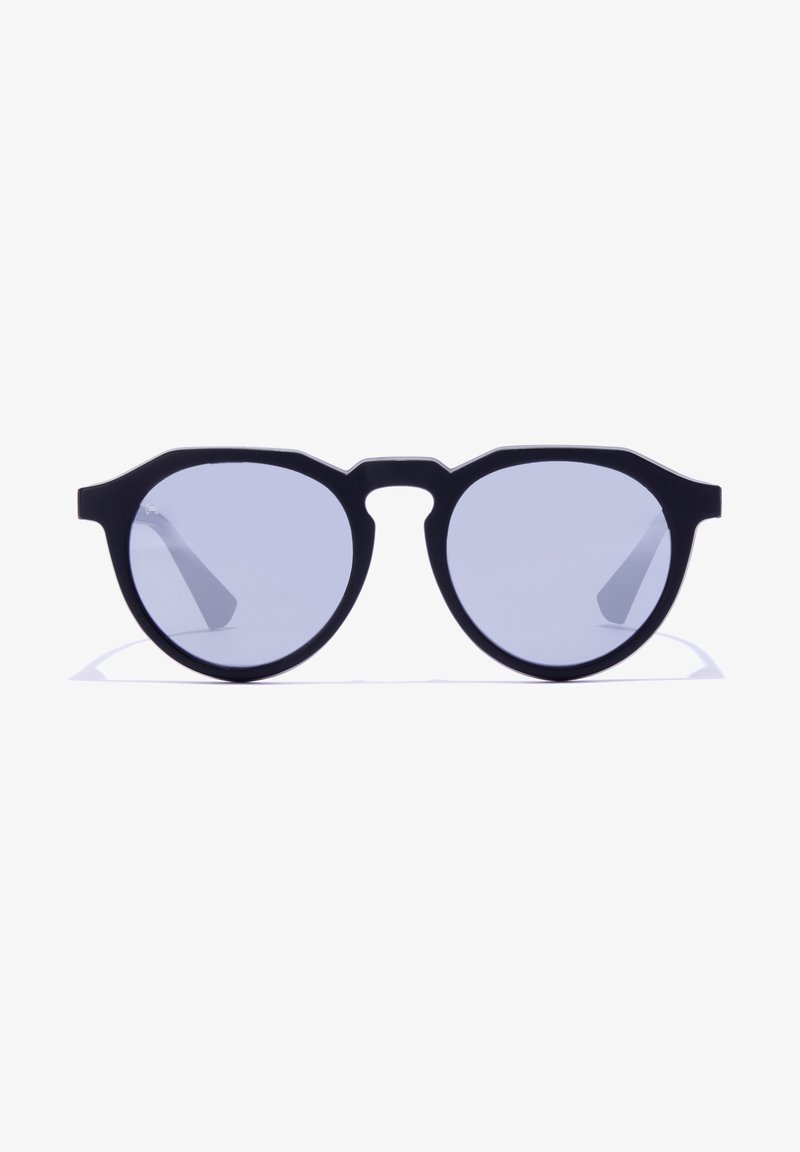 Fekete műanyag napszemüveg nagy, kerek lencsékkel és egyedi kivágású orrnyereggel. A lencsék világoskék színűek.