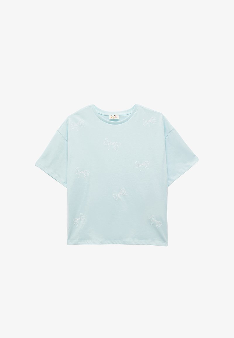 Vaaleansininen puuvillatee paita lyhyillä hihoilla, jossa on valkoisia brodeerattuja nauhapainokuvioita tasaisin välein kankaan pinnalla. Pyöreä pääntie.