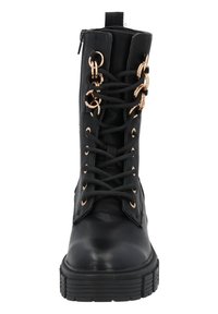 Svarta ankelboots med en slät läderfinish, framtida snörning, detaljer i guldfärgad metall och en kraftig svart sula. Dragkedja på sidan.