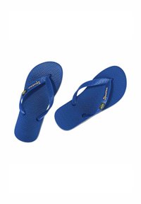 Blauwe rubberen flip-flops met een gestructureerd oppervlak, voorzien van een brede teenband en een klein logo-accent in geel en groen nabij de hiel.