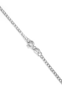 Silberkette mit ovalen Metallgliedern und einem Drehverschluss für sicheren Halt. Glatte Textur, polierte Oberfläche.