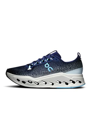 Chaussure de sport bleu marine et blanche avec dessus en maille, fermeture à lacets, logo bleu clair, et semelle blanche coussinée avec détails découpés noirs.
