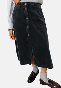 Jupe midi en velours côtelé noir avec fermeture à boutons sur le devant, design simple, coupe droite et tissu texturé. Agrémentée de poches latérales.