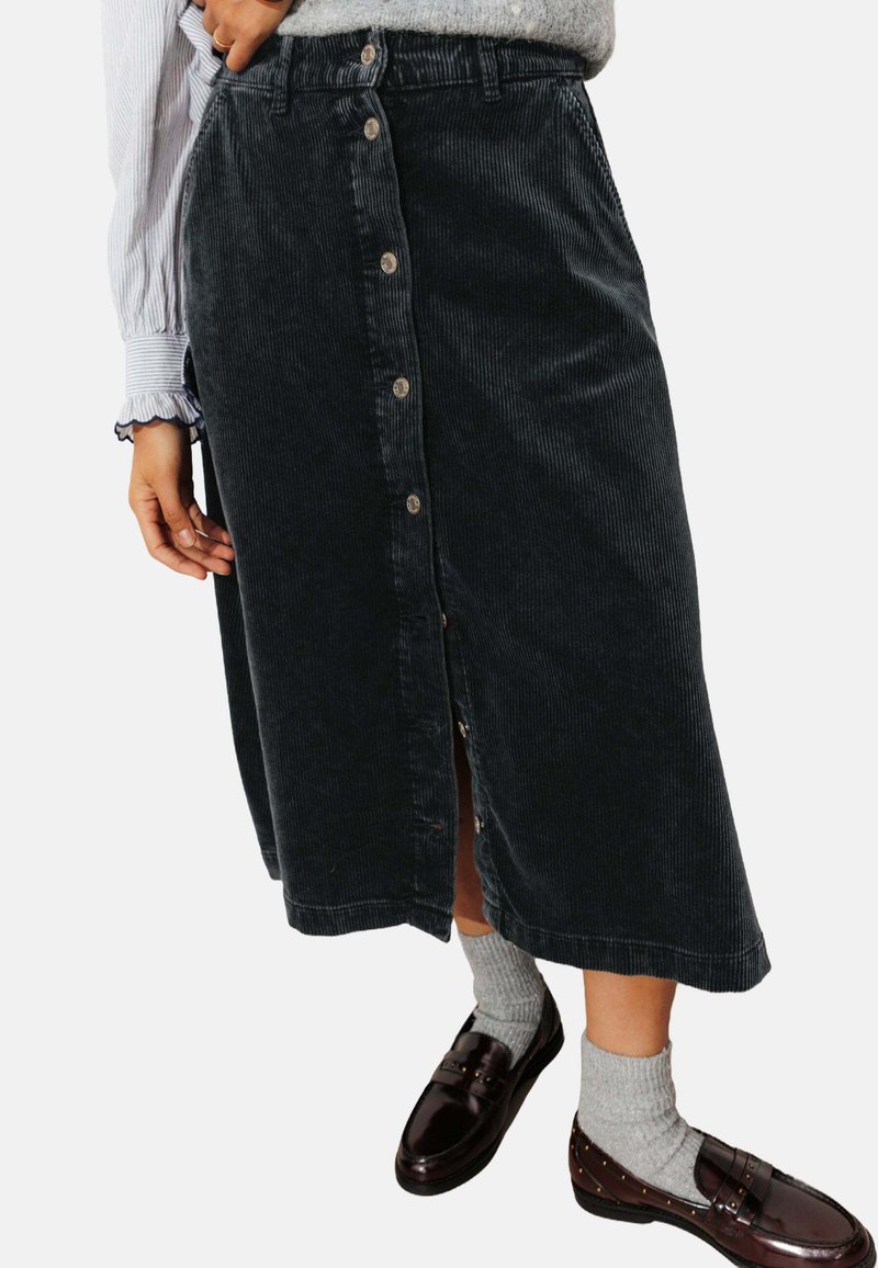 Jupe midi en velours côtelé noir avec fermeture à boutons sur le devant, design simple, coupe droite et tissu texturé. Agrémentée de poches latérales.
