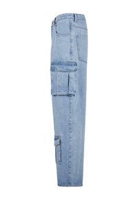 Lyseblå denim cargo bukser med rett passform, og to sidelommer samt en baklomme. Stoffet har en falmet tekstur.
