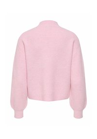 Pull tricoté rose doux avec de longues manches bouffantes et un col haut côtelé vu de dos.