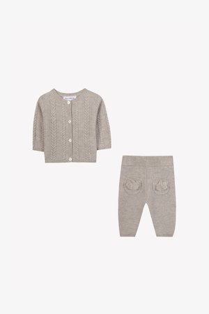 Conjunto de malha em duas peças na cor cinza claro. O casaco apresenta um design de malha em trançado e fecho com botões; as calças têm bolsos texturizados com detalhes decorativos.