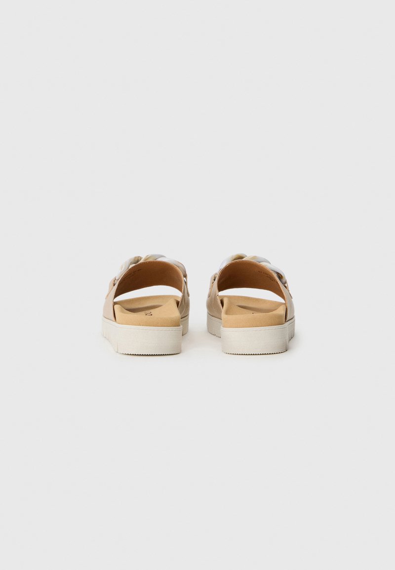 Beige rugloze sandalen met een glad leren bovenwerk, brede banden en een gestructureerde witte plateauzool. Minimalistisch ontwerp met neutrale tinten.