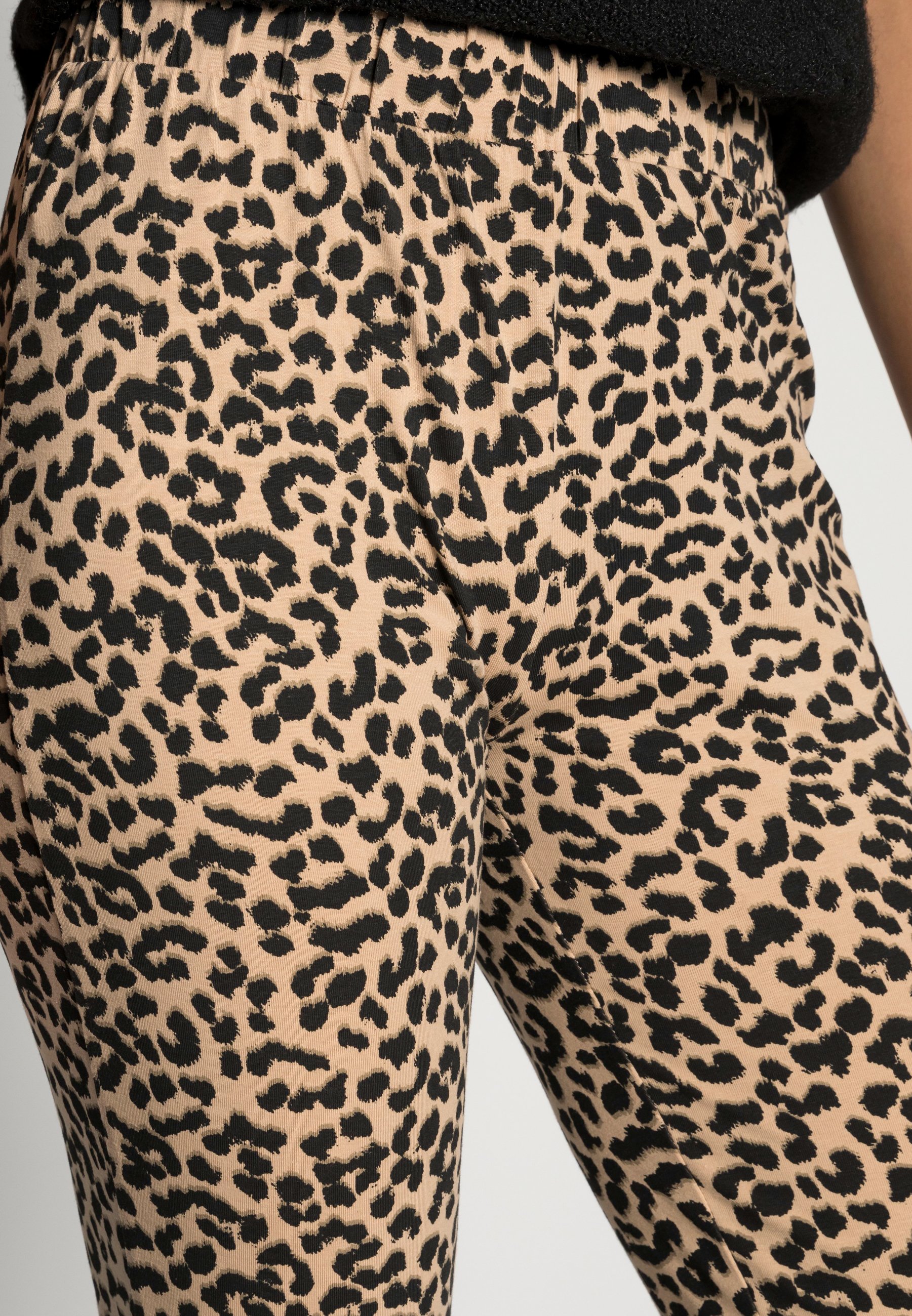 ONLY ONLSANDRA LIFE FLARED PANT BOX - Trainingsbroek - black/Zwart - Zalando .nl