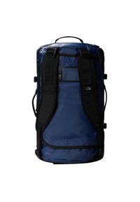Borsone blu navy con accenti neri, spallacci regolabili e manico superiore; presenta una tasca in rete e materiale durevole e resistente all'acqua.