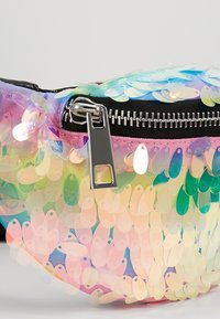 Riñonera de lentejuelas iridiscentes con un cierre negro. Presenta un degradado de colores pastel que incluye rosa, verde y azul. Textura suave.
