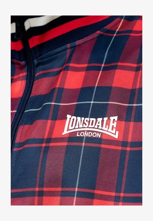 Rdeča in mornarsko modra karirana jakna na zadrgo s poškrtim belim logotipom "Lonsdale London". Narejena iz teksturirane tkanine z kontrastnimi črtami na ovratniku.