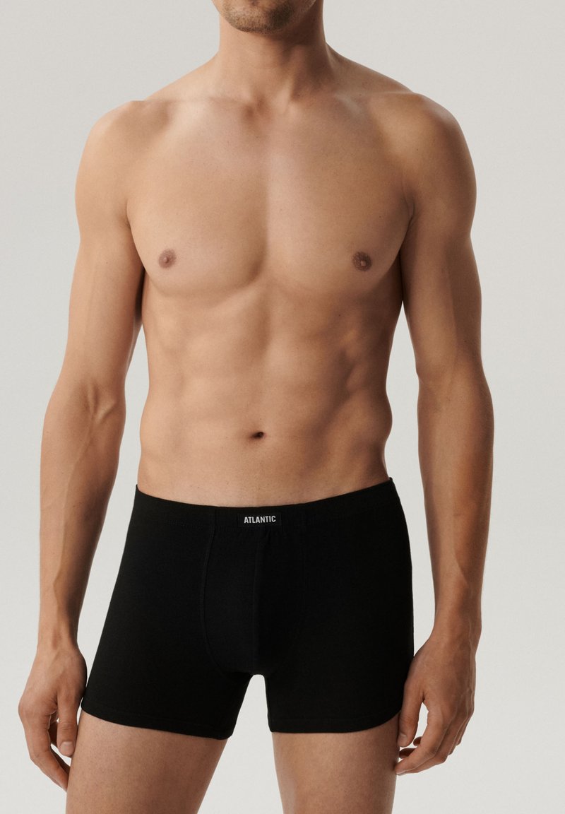 Czarne bokserki wykonane z bawełny, o dopasowanym kroju, z elastycznym pasem w logo "ATLANTIC" i gładką teksturą.
