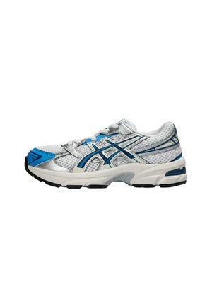 Witte en blauwe atletische hardloopschoen met mesh-stof, synthetische overlays, gedempte zool en zwarte loopzool op een witte achtergrond.