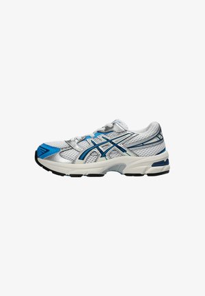 Witte en blauwe atletische hardloopschoen met mesh-stof, synthetische overlays, gedempte zool en zwarte loopzool op een witte achtergrond.